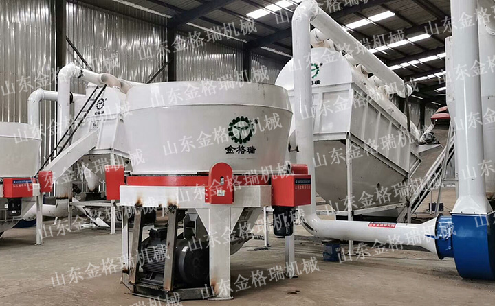 秸稈旋切機(jī)現(xiàn)場(chǎng).jpg 秸稈旋切機(jī)現(xiàn)場(chǎng).jpg