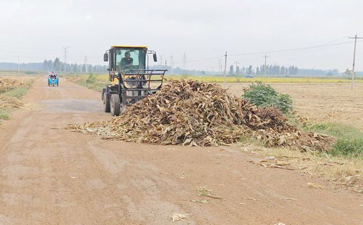 秸稈堆放路邊，造成安全隱患