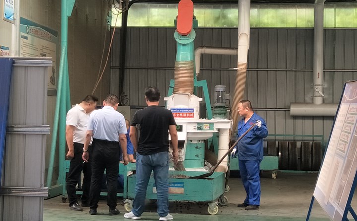 生物質(zhì)顆粒機試機區(qū).jpg 生物質(zhì)顆粒機試機區(qū).jpg