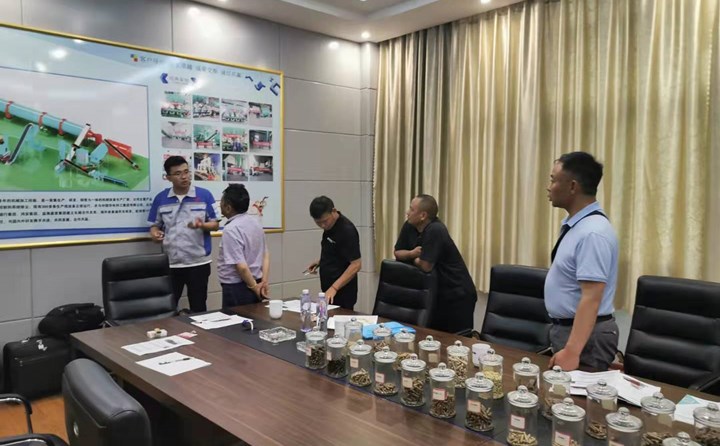 四川客戶專程來山東金格瑞公司考察生物質(zhì)顆粒機并試機.jpg 四川客戶專程來山東金格瑞公司考察生物質(zhì)顆粒機并試機.jpg