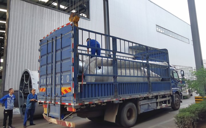 生產(chǎn)線配套設備裝車中.jpg 生產(chǎn)線配套設備裝車中.jpg