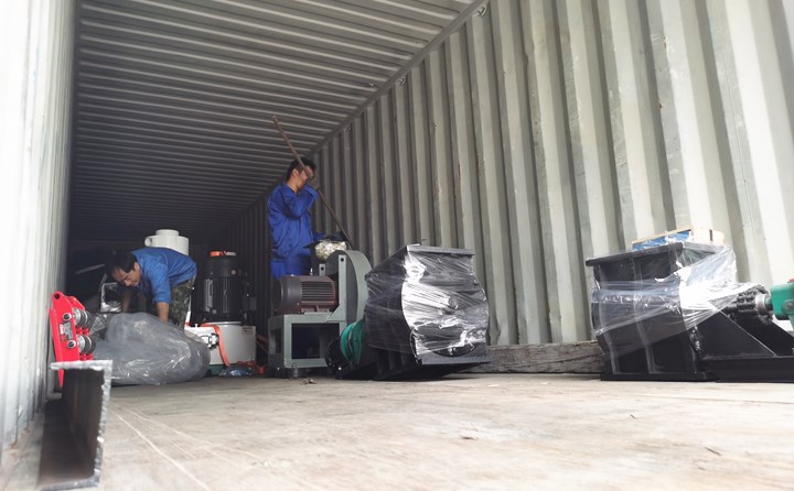 生物質(zhì)顆粒機(jī)裝車發(fā)貨.jpg 生物質(zhì)顆粒機(jī)裝車發(fā)貨.jpg