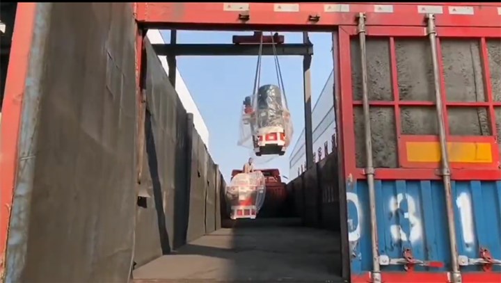 山東金格瑞木屑顆粒機(jī)正在裝車(chē).jpg 山東金格瑞木屑顆粒機(jī)正在裝車(chē).jpg