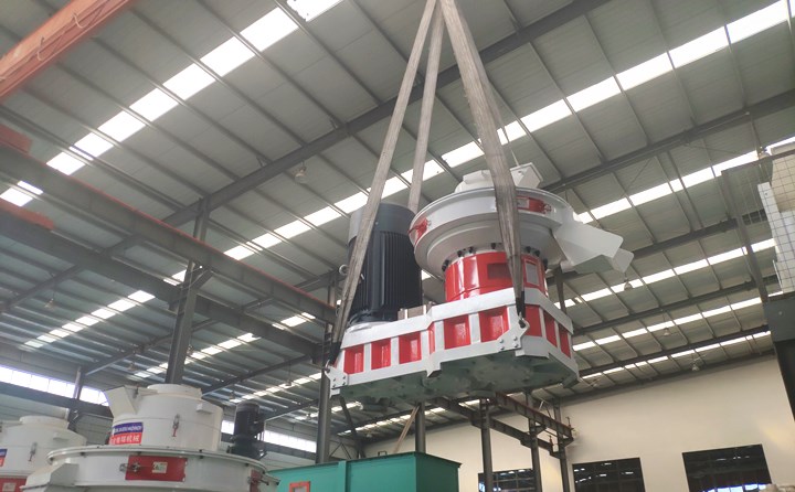 木屑顆粒機(jī)裝車(chē)中.jpg 木屑顆粒機(jī)裝車(chē)中.jpg