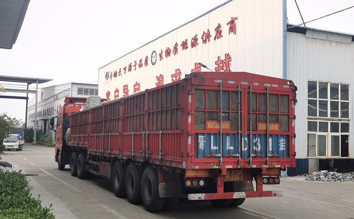 顆粒機(jī)生產(chǎn)線(xiàn)裝車(chē)完成.jpg 顆粒機(jī)生產(chǎn)線(xiàn)裝車(chē)完成.jpg