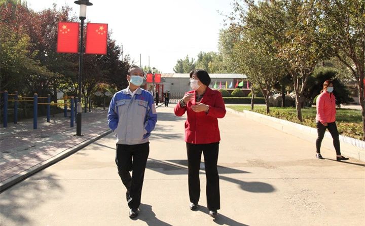 山東金格瑞董事長景奉國向敬老院負(fù)責(zé)人詢問老人情況.jpg 山東金格瑞董事長景奉國向敬老院負(fù)責(zé)人詢問老人情況.jpg