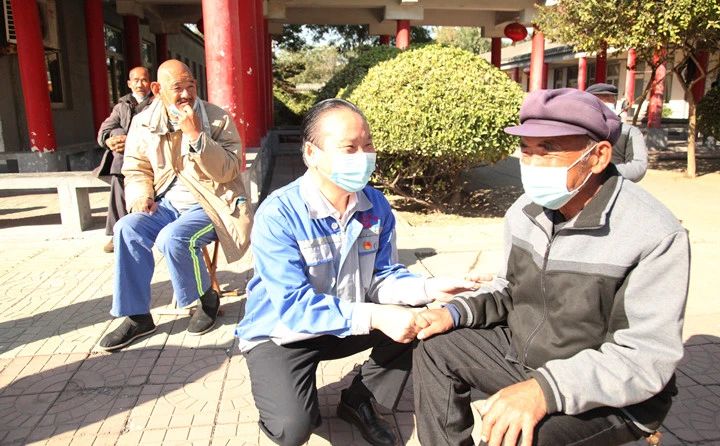 仔細(xì)詢問老人的生活習(xí)慣等.jpg 仔細(xì)詢問老人的生活習(xí)慣等.jpg