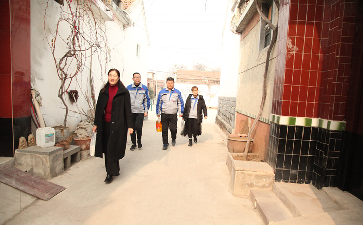 真情暖人心 山東金格瑞慰問困難職工.jpg 真情暖人心 山東金格瑞慰問困難職工.jpg