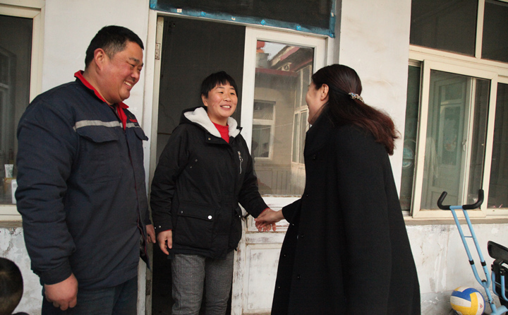 山東金格瑞慰問困難職工.JPG 山東金格瑞慰問困難職工.JPG