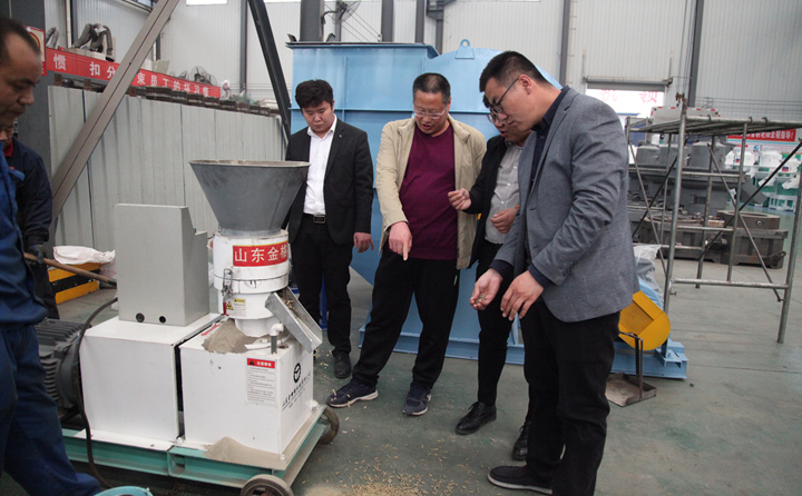 威海兩客戶前來山東金格瑞考察飼料顆粒機，現場試機.jpg