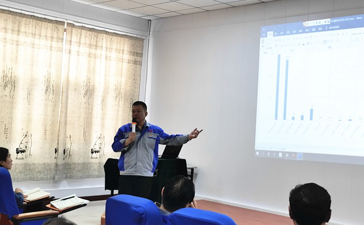 集團(tuán)總經(jīng)理孫總針對銷售數(shù)據(jù)進(jìn)行總結(jié)分析.jpg 集團(tuán)總經(jīng)理孫總針對銷售數(shù)據(jù)進(jìn)行總結(jié)分析.jpg