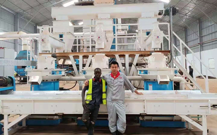 烏干達(dá)木屑制粒機(jī)調(diào)試現(xiàn)場(chǎng).jpg 烏干達(dá)木屑制粒機(jī)調(diào)試現(xiàn)場(chǎng).jpg