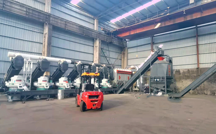 生產(chǎn)線設(shè)備：烘干機(jī)、滾筒篩、6臺(tái)860型號(hào)木屑造粒機(jī)、冷卻機(jī)、打包機(jī)等