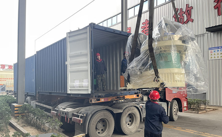 年產(chǎn)5000噸的木屑顆粒機(jī)生產(chǎn)線被發(fā)往巴基斯坦.jpg 年產(chǎn)5000噸的木屑顆粒機(jī)生產(chǎn)線被發(fā)往巴基斯坦.jpg